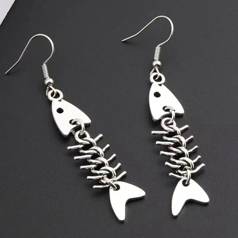 Boucles d'oreilles tendance faites à la main, design simple, motif arête de poisson couleur argent vieilli.