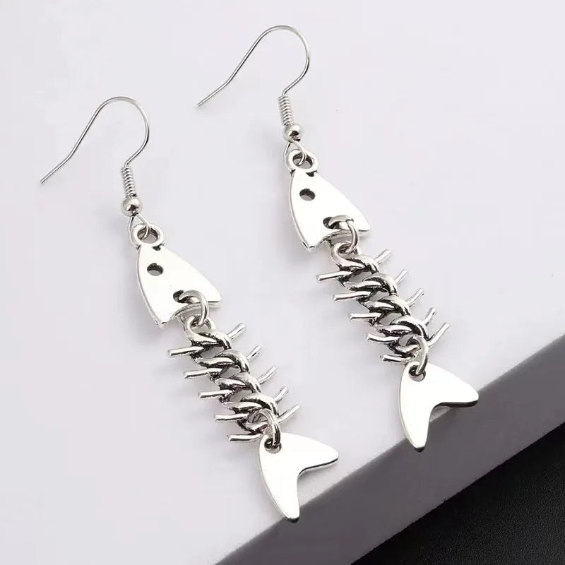 Boucles d'oreilles tendance faites à la main, design simple, motif arête de poisson couleur argent vieilli.