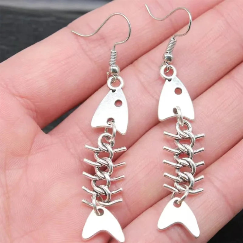 Boucles d'oreilles tendance faites à la main, design simple, motif arête de poisson couleur argent vieilli.