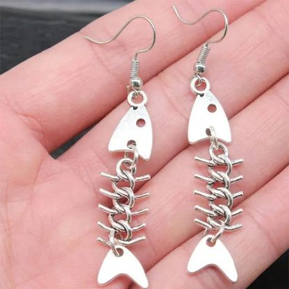 Boucles d'oreilles tendance faites à la main, design simple, motif arête de poisson couleur argent vieilli.